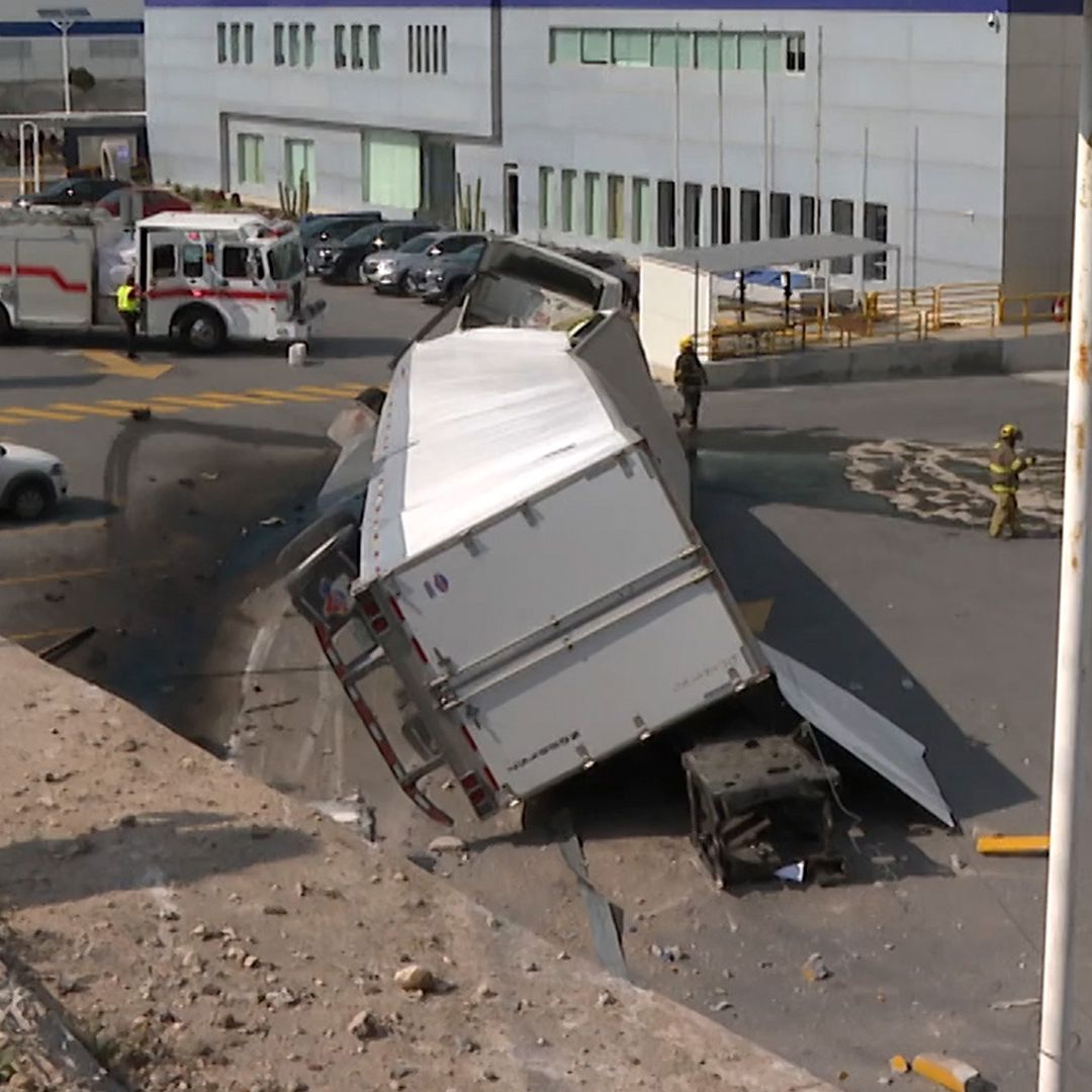 Camión de Carga Cae al Patio de una Empresa en Ramos Arizpe